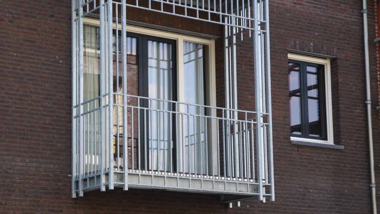 Thermisch verzinkte stalen balkons aan de gevel verzorgen de poortfunctie naar de klaphekkenstraat