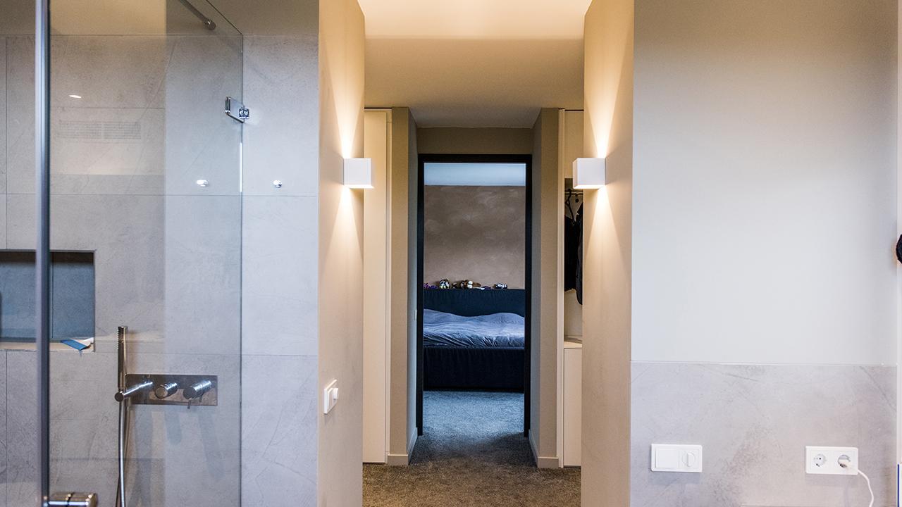 De slaapkamer met badkamer en suite